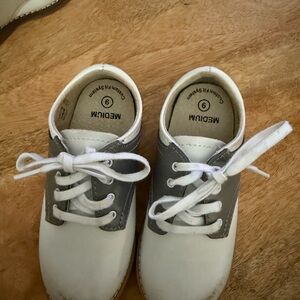 FootMates Classic White and Gray Kids Dress Shoes